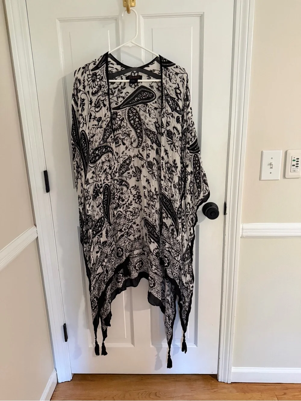 Boot Barn Black and White Paisley Kimono Shawl